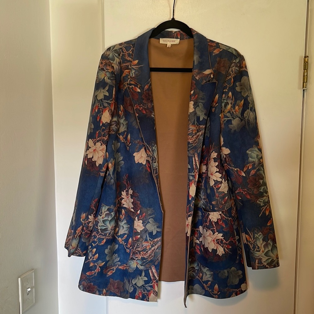 Beautiful women’s size Large blazer